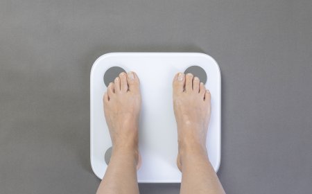 How does a smart scale work? How does it calculate the BMR, muscle mass, fat mass, etc.?
